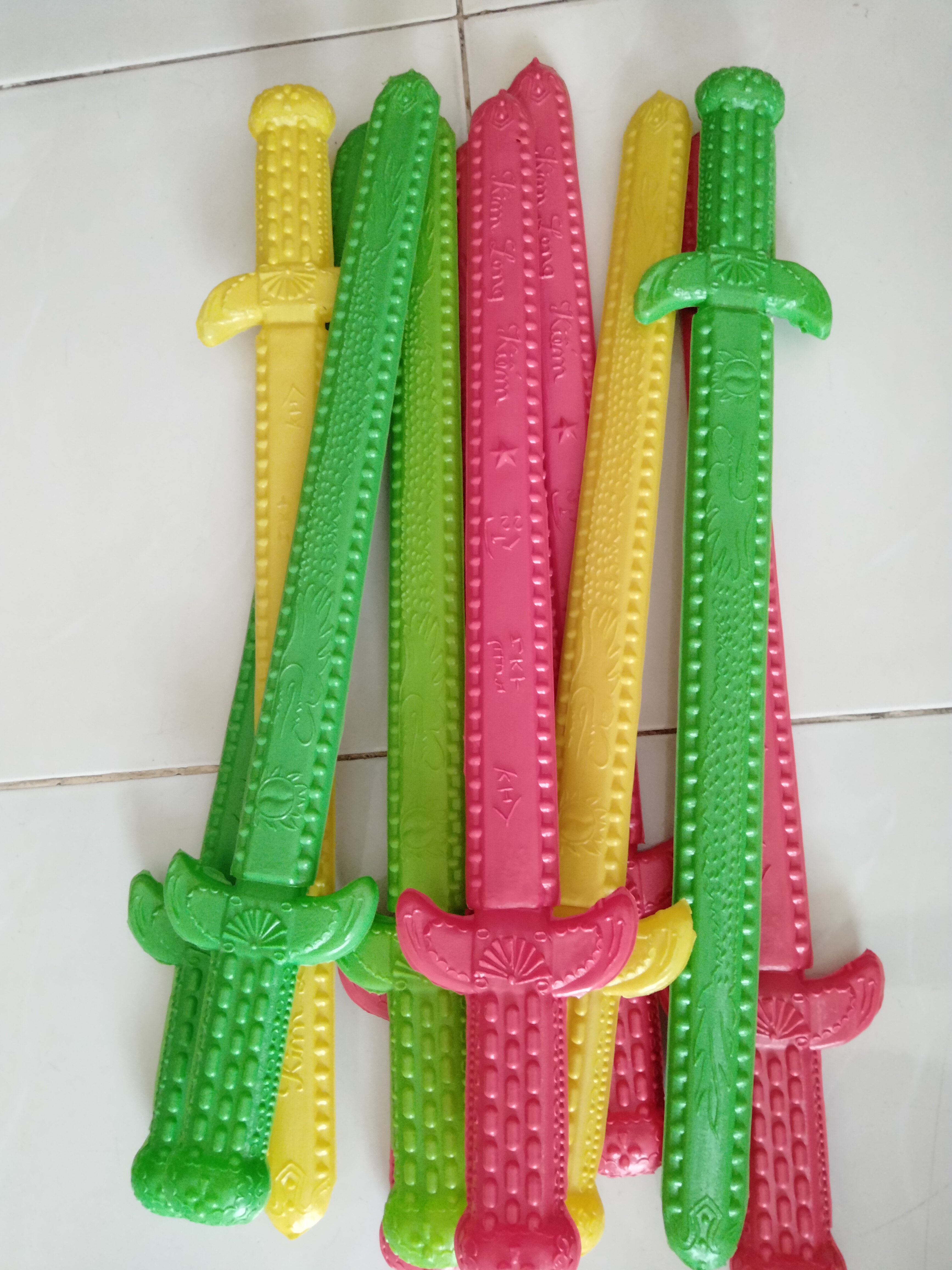 10 chiếc kiếm nhựa màu - Đồ chơi cho trẻ em