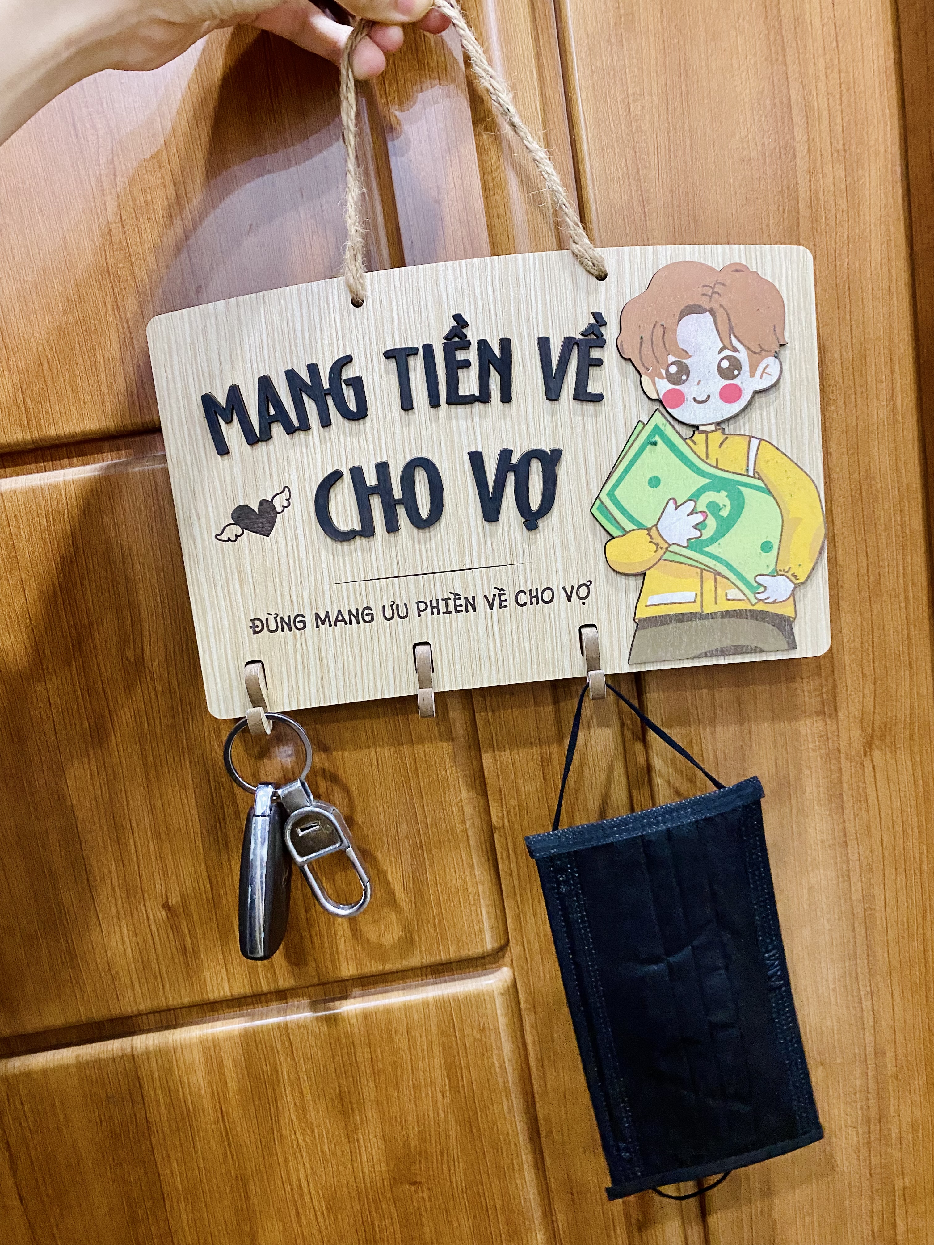 Bảng gỗ mang tiền về cho vợ