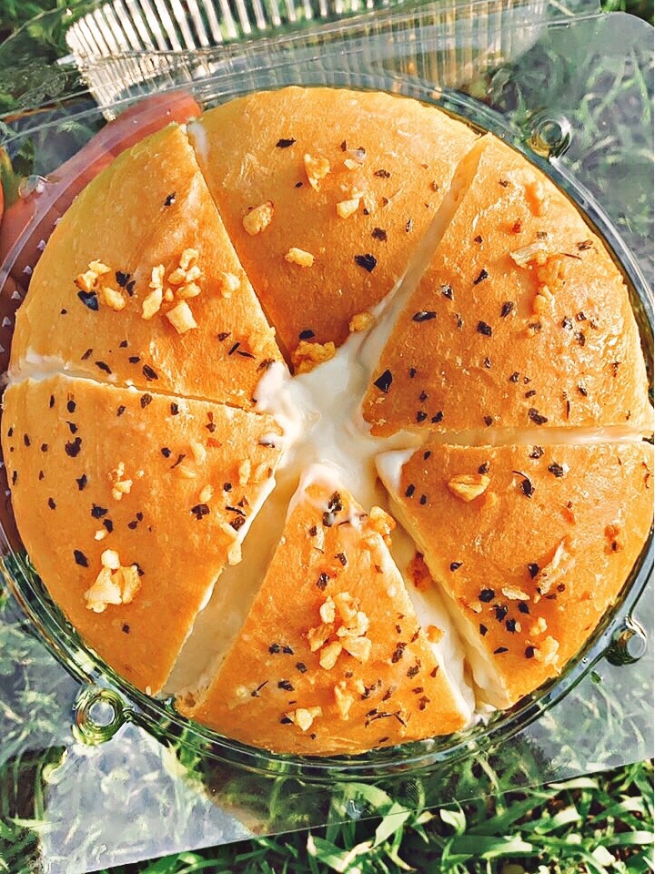 Bánh bơ tỏi sốt phô mai