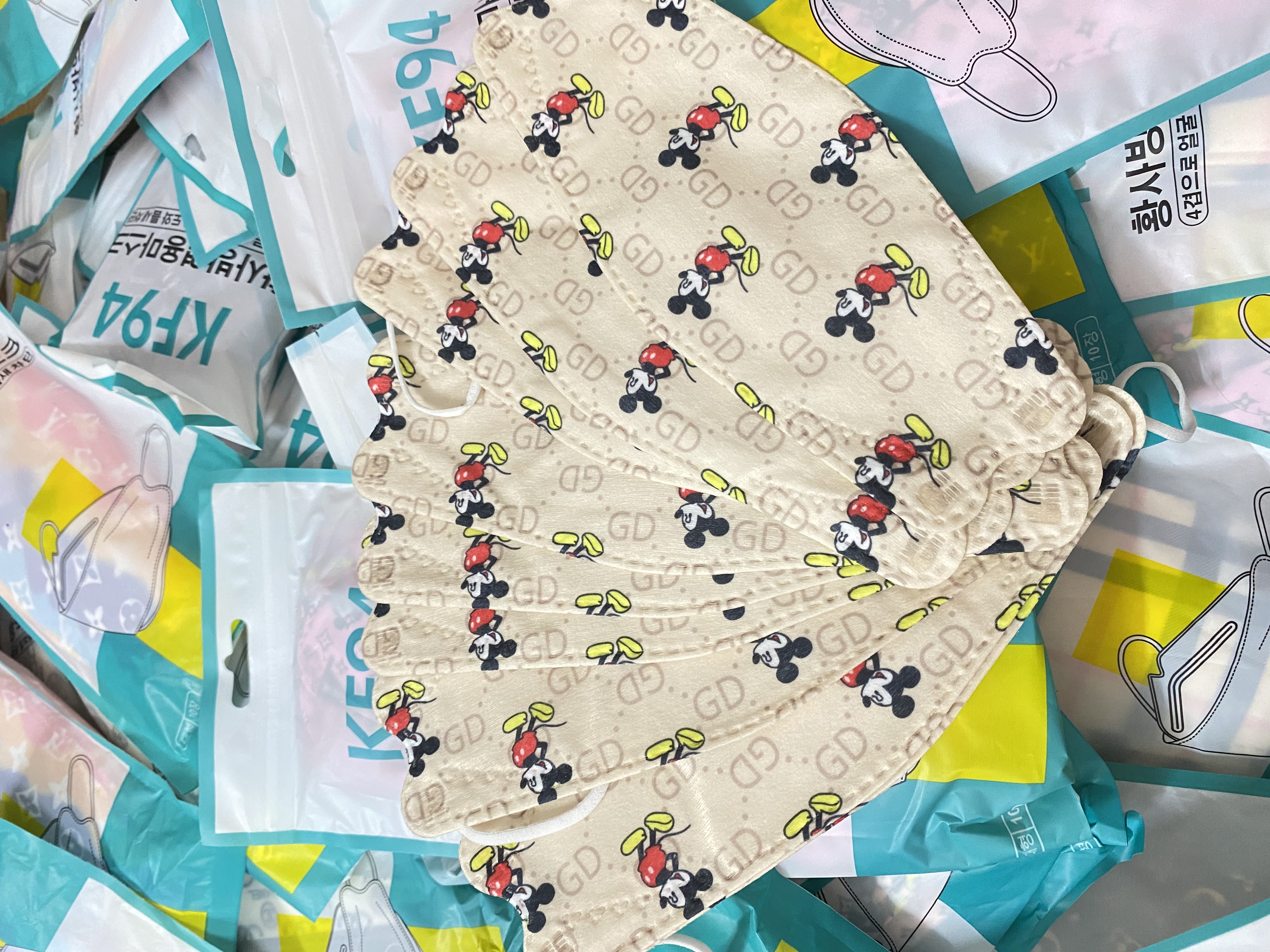 Khẩu trang KF94 hoạ tiết thương hiệu