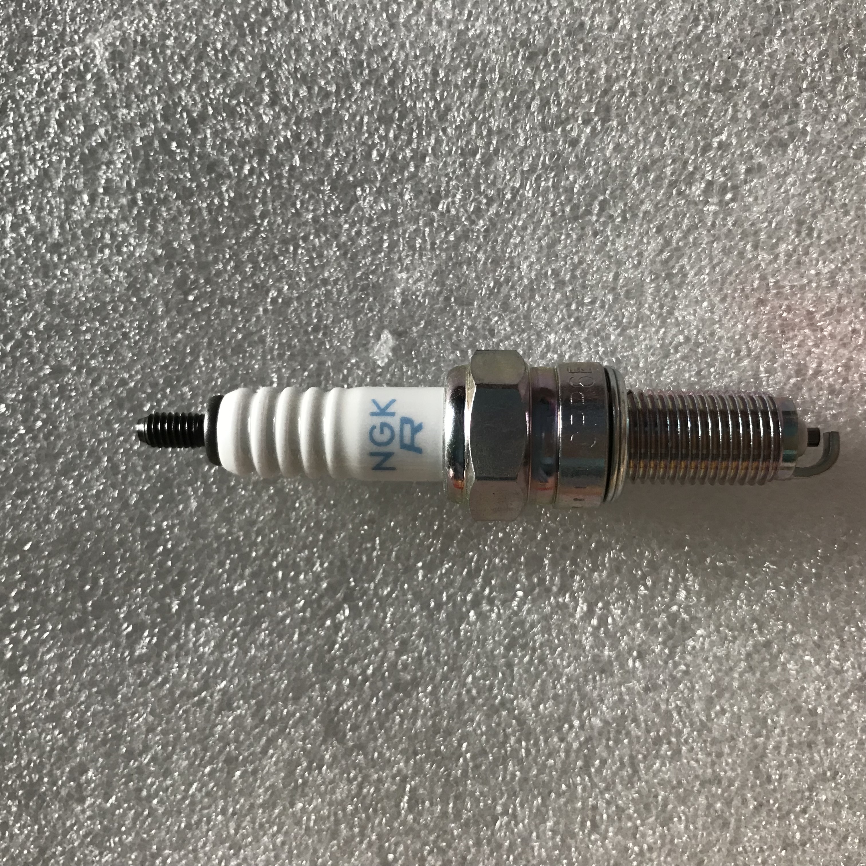 Bugi NGK CPR6EA-9 chân dài chính hãng 100%.