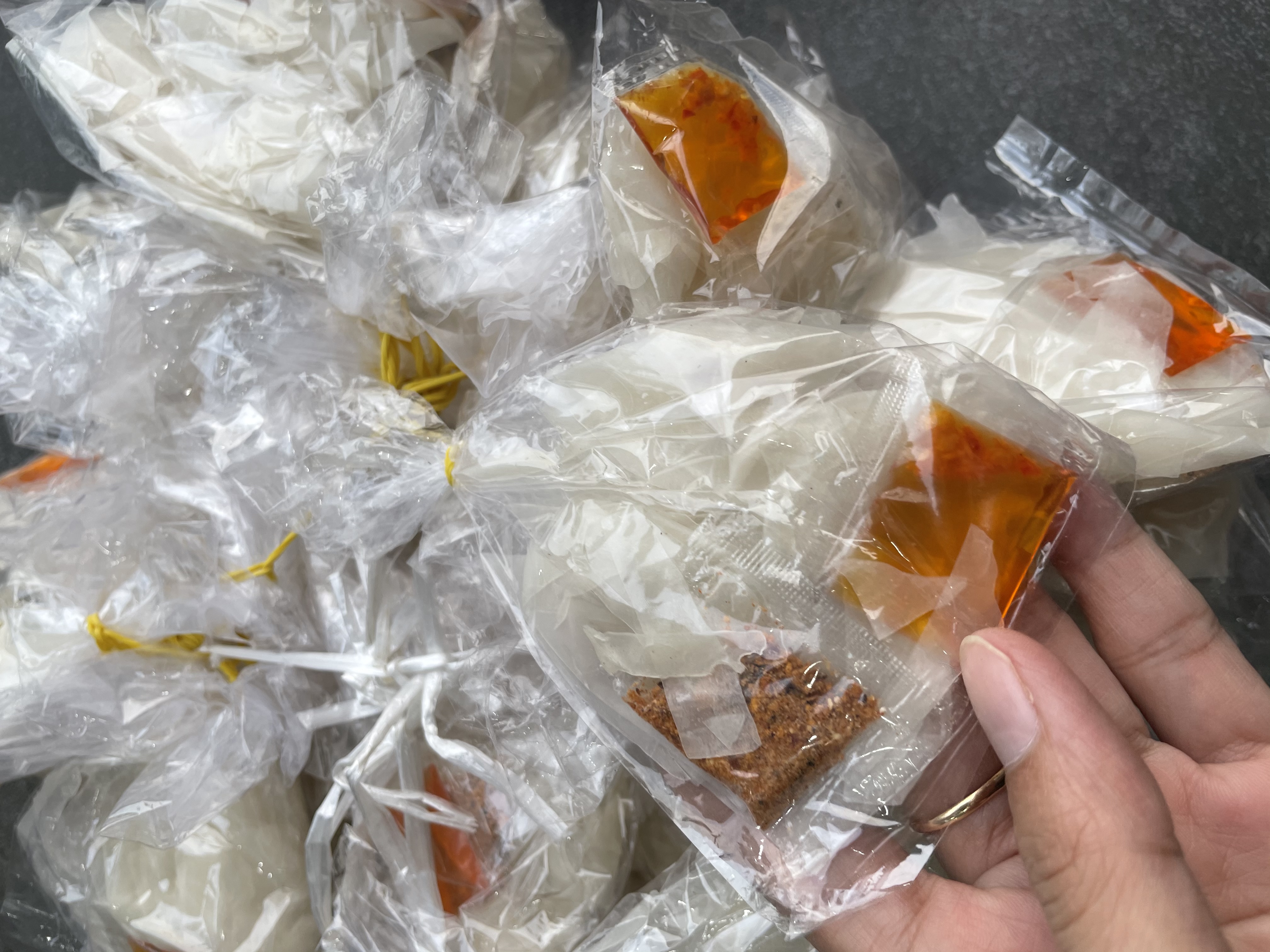 Bánh tráng sa tế muối xâu 13 bịch ( SHOP MẸ HÂN VY)