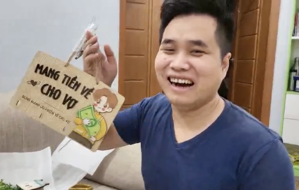 Bảng gỗ mang tiền về cho vợ