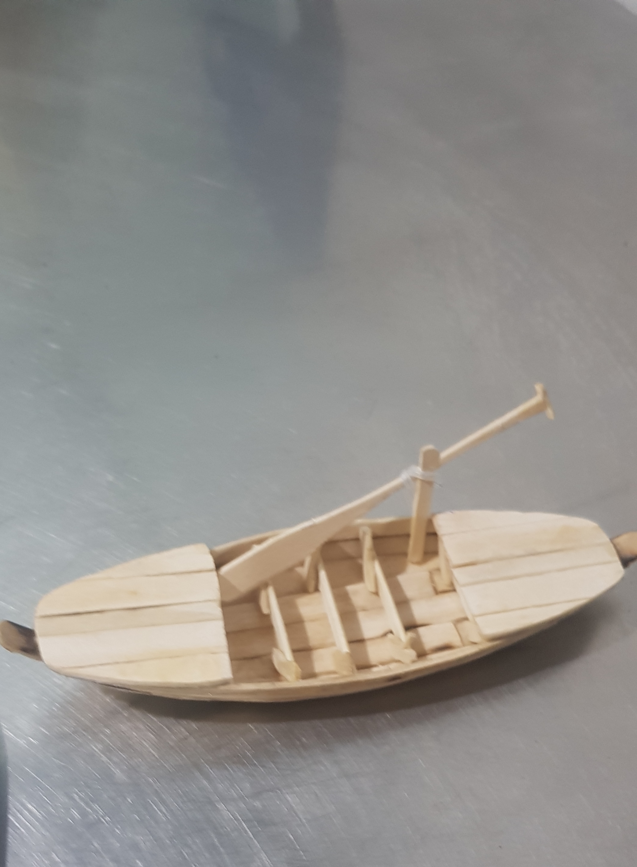 Thuyền gỗ trang trí hồ cá