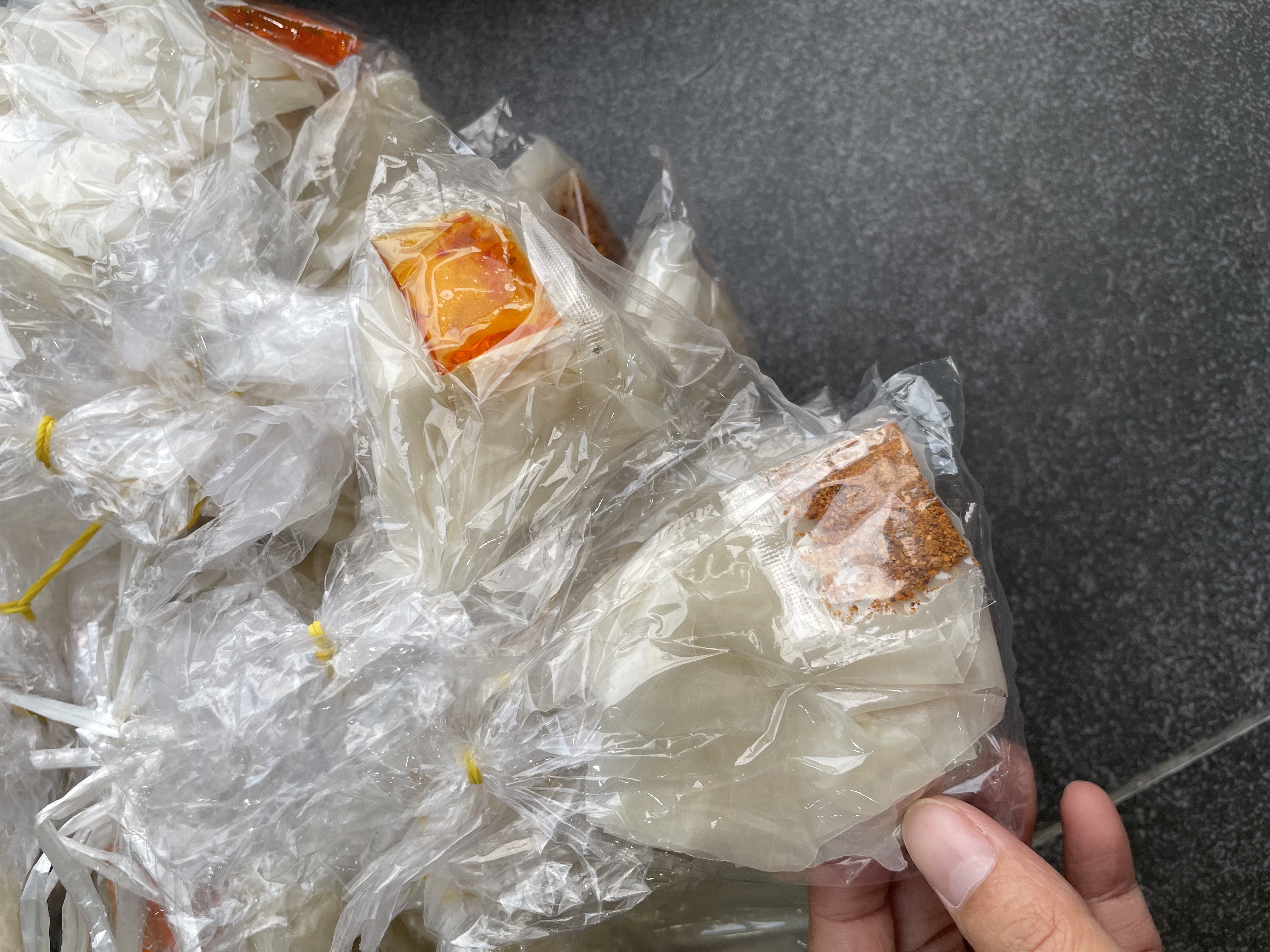 Bánh tráng sa tế muối xâu 13 bịch ( SHOP MẸ HÂN VY)