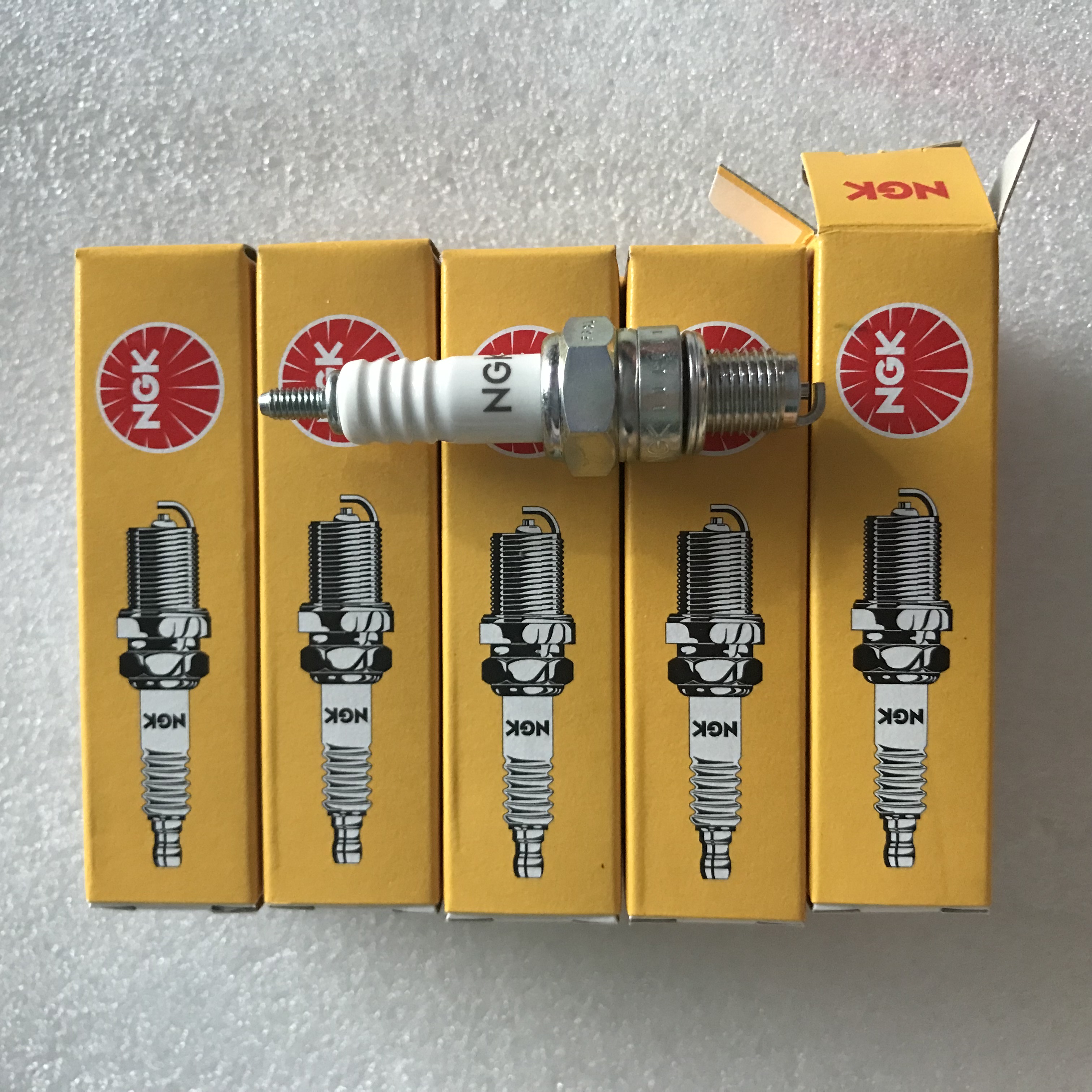 BUGI C5HSA hãng NGK(chân ngắn)