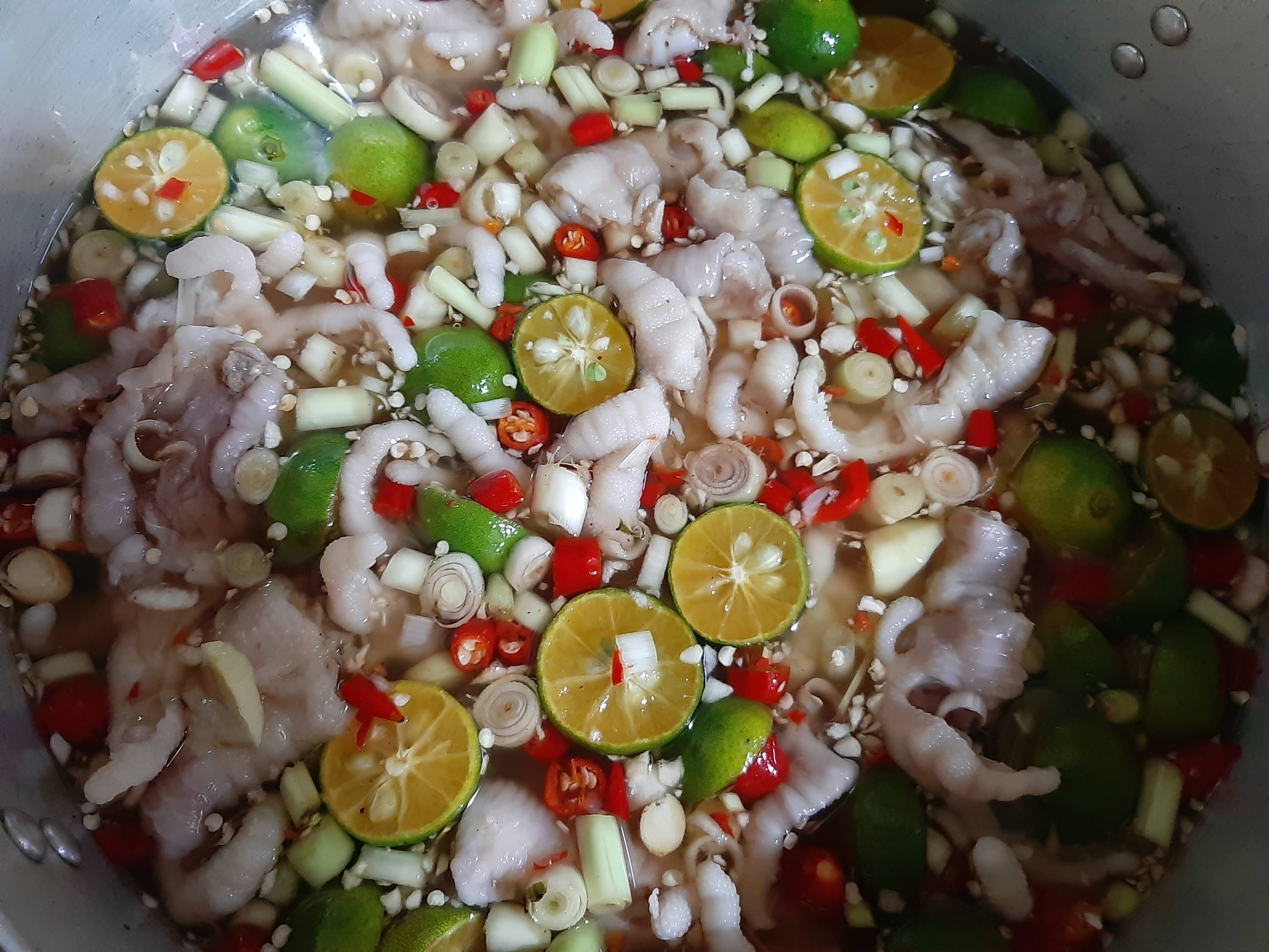 Chân gà rút xương ngâm sả tắc