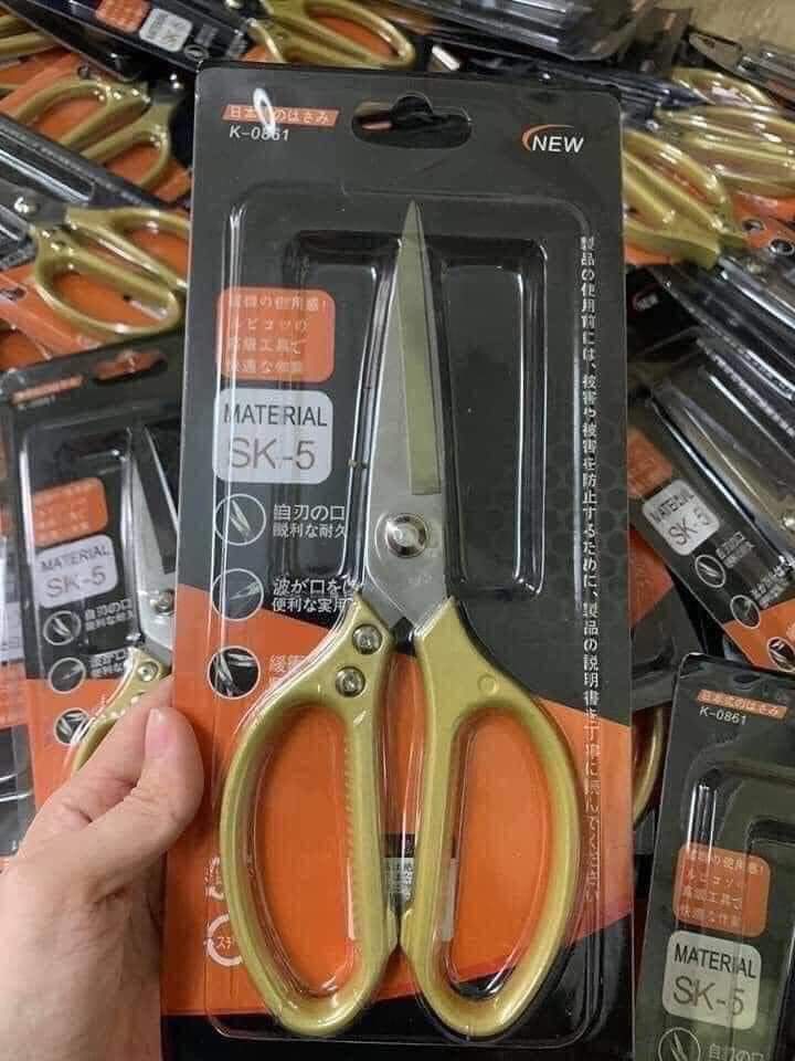 Kéo cắt thịt gà