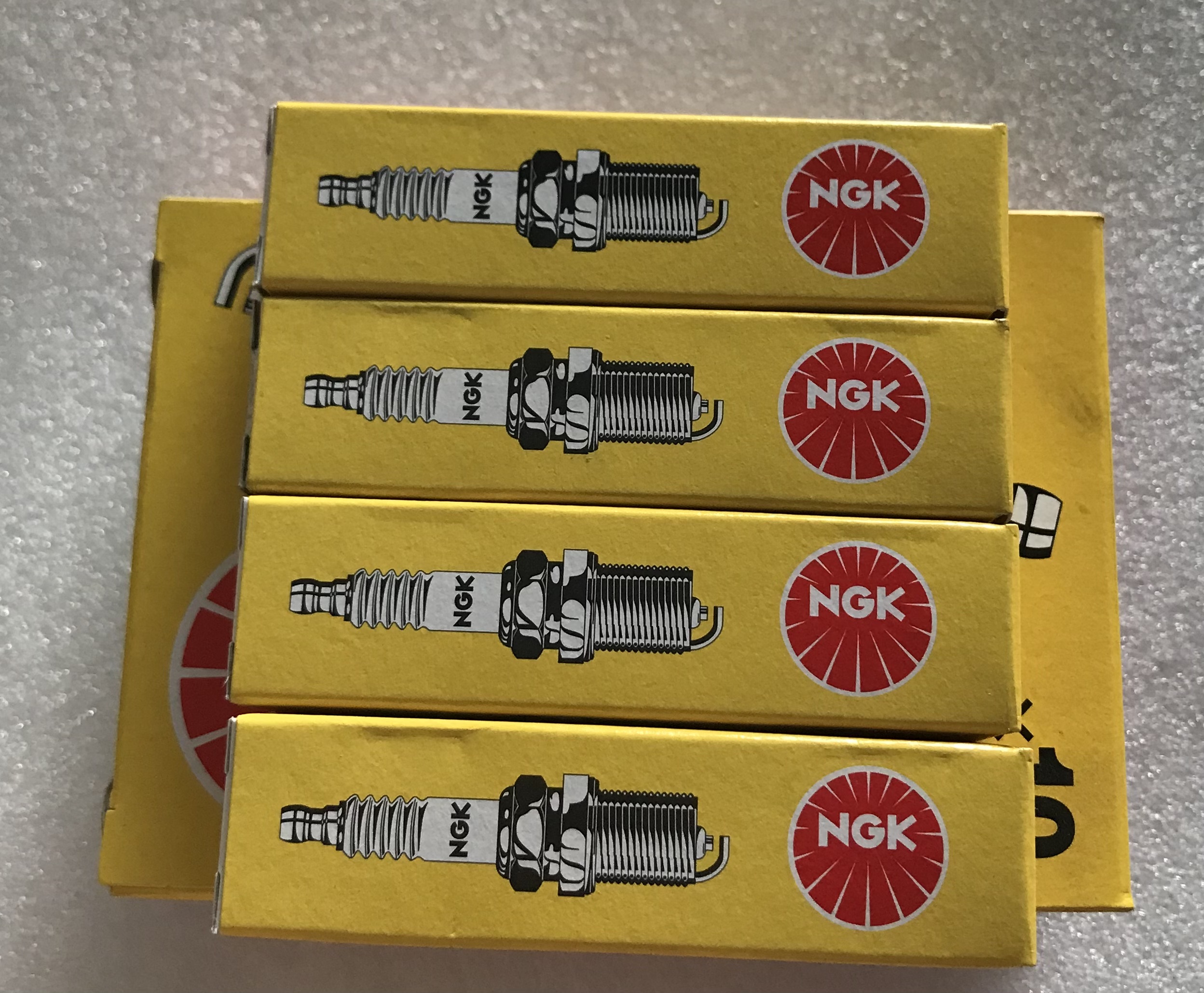 Bugi NGK CPR6EA-9 chân dài chính hãng 100%.