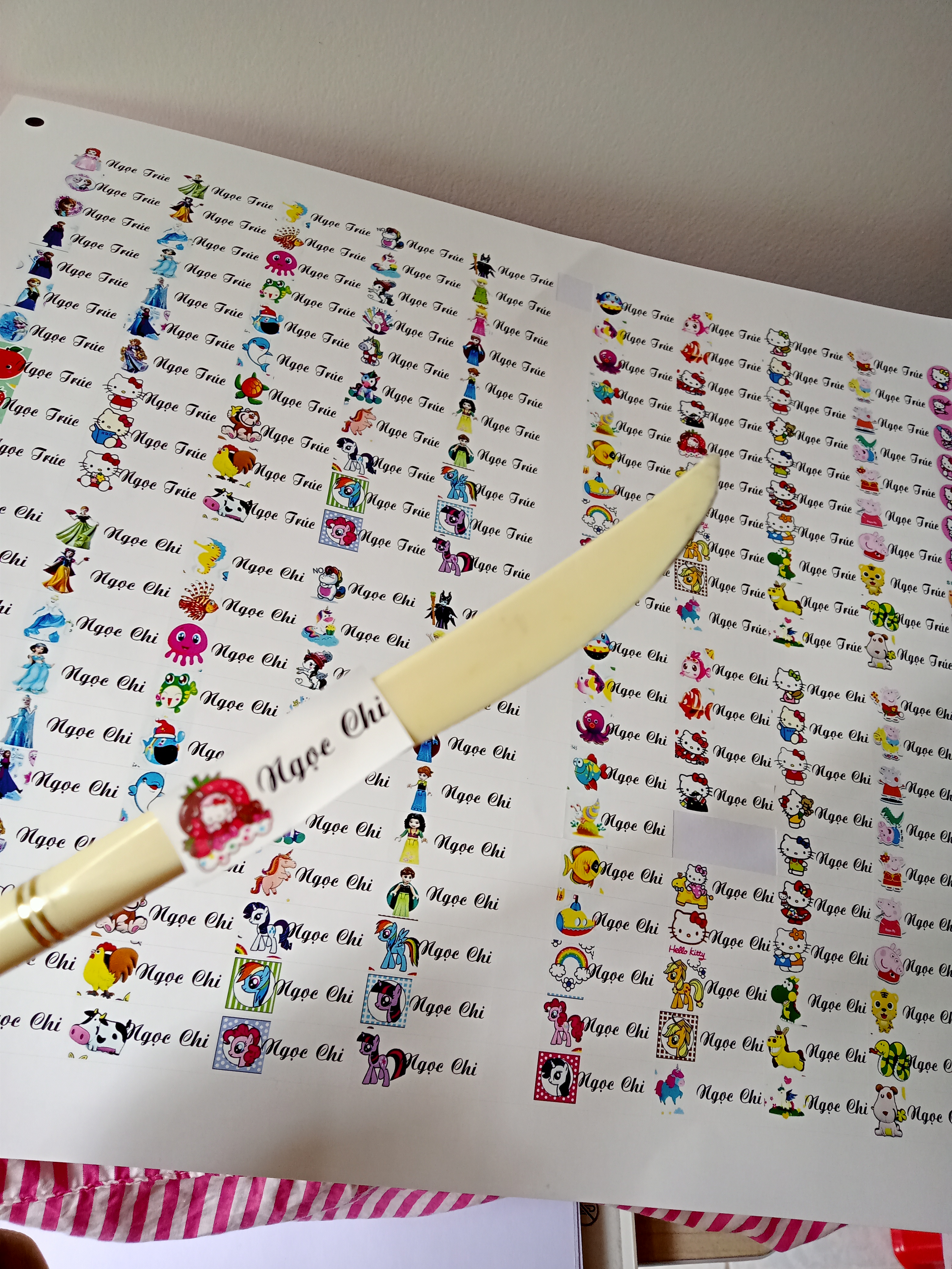 220 sticker tên bé (in theo yêu cầu) dán đồ dùng học tập