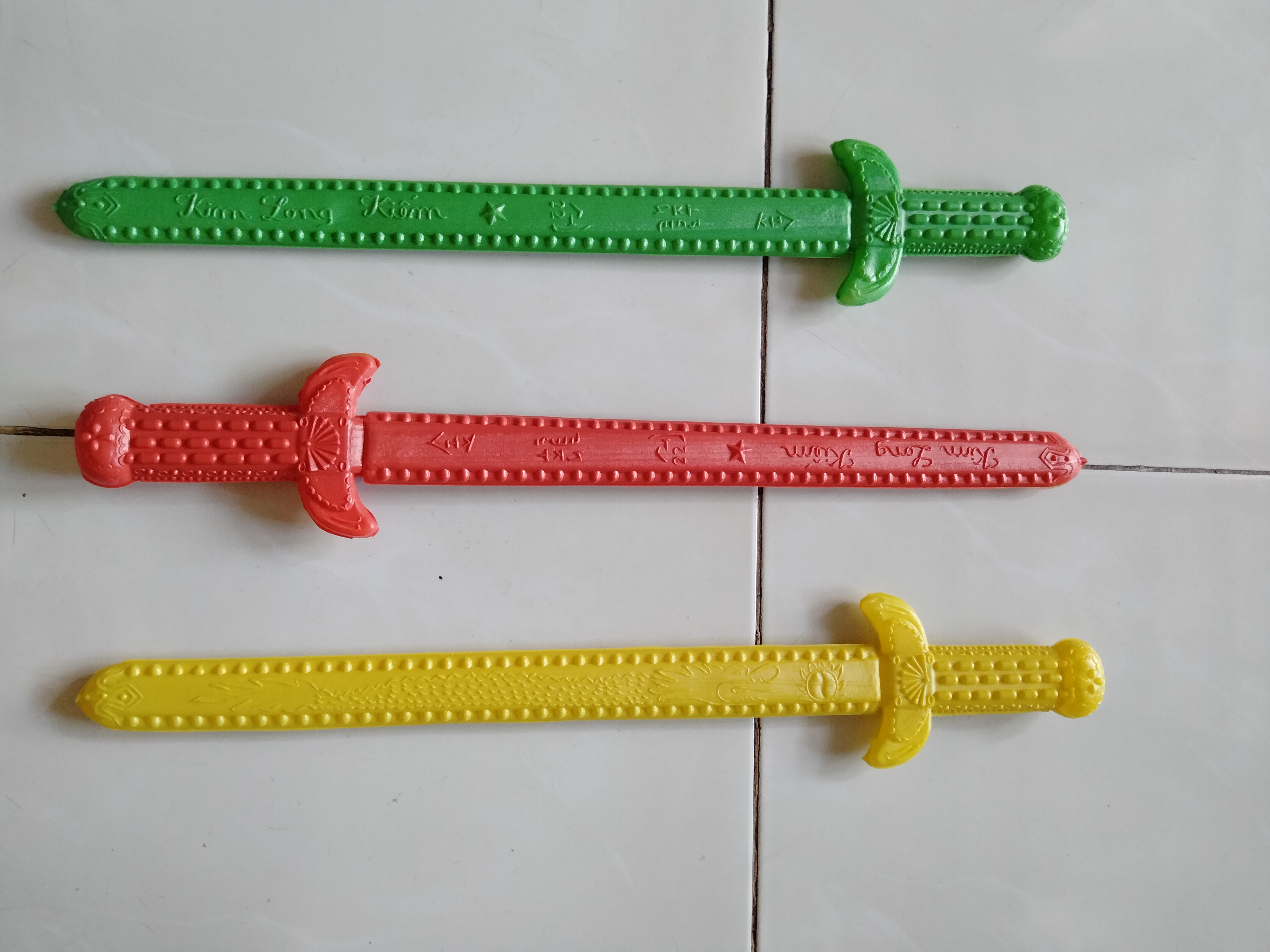 (Sỉ) 10 chiếc kiếm nhựa màu - Đồ chơi cho trẻ em