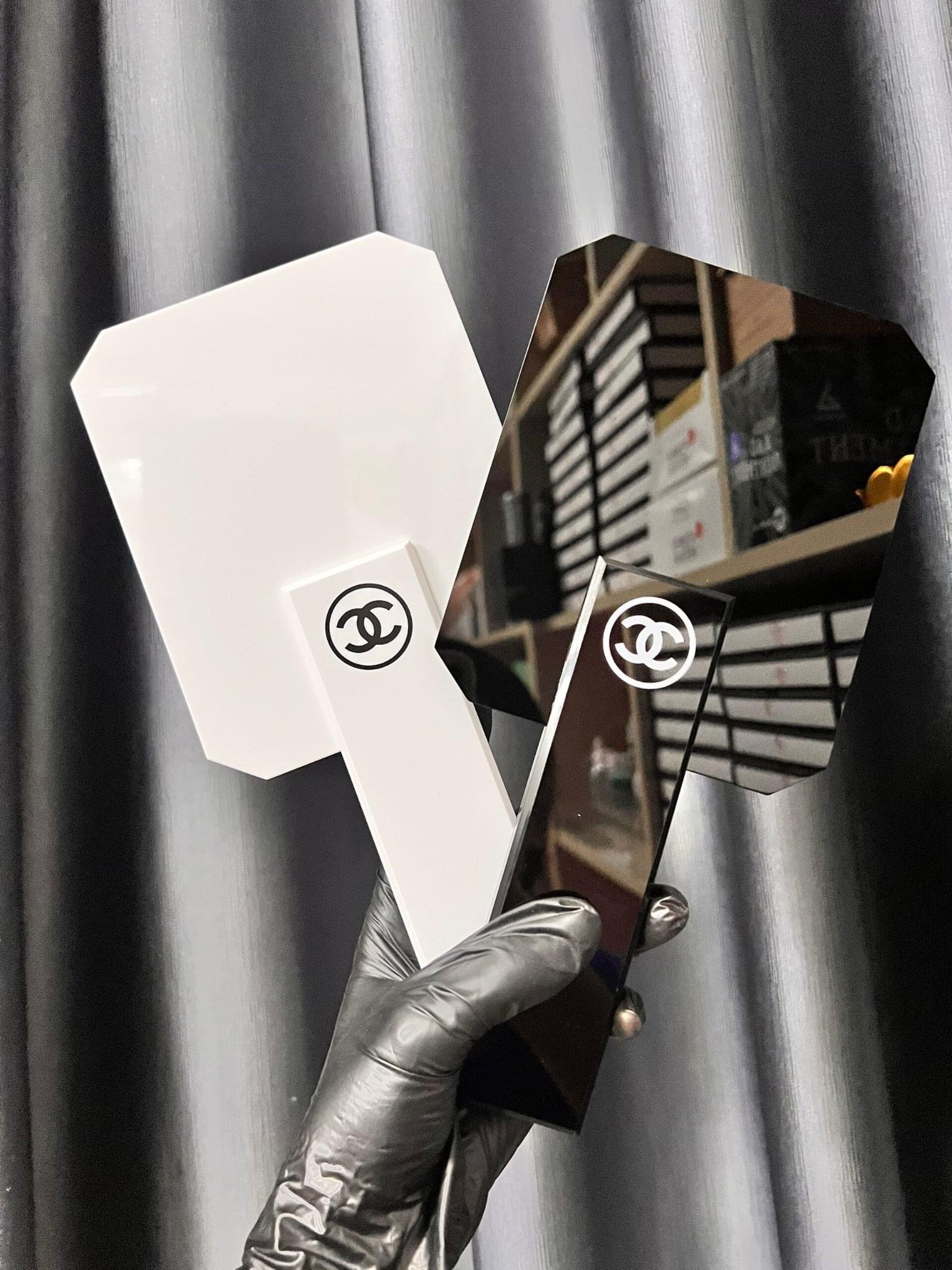 GƯƠNG SOI CẦM TAY CHANEL