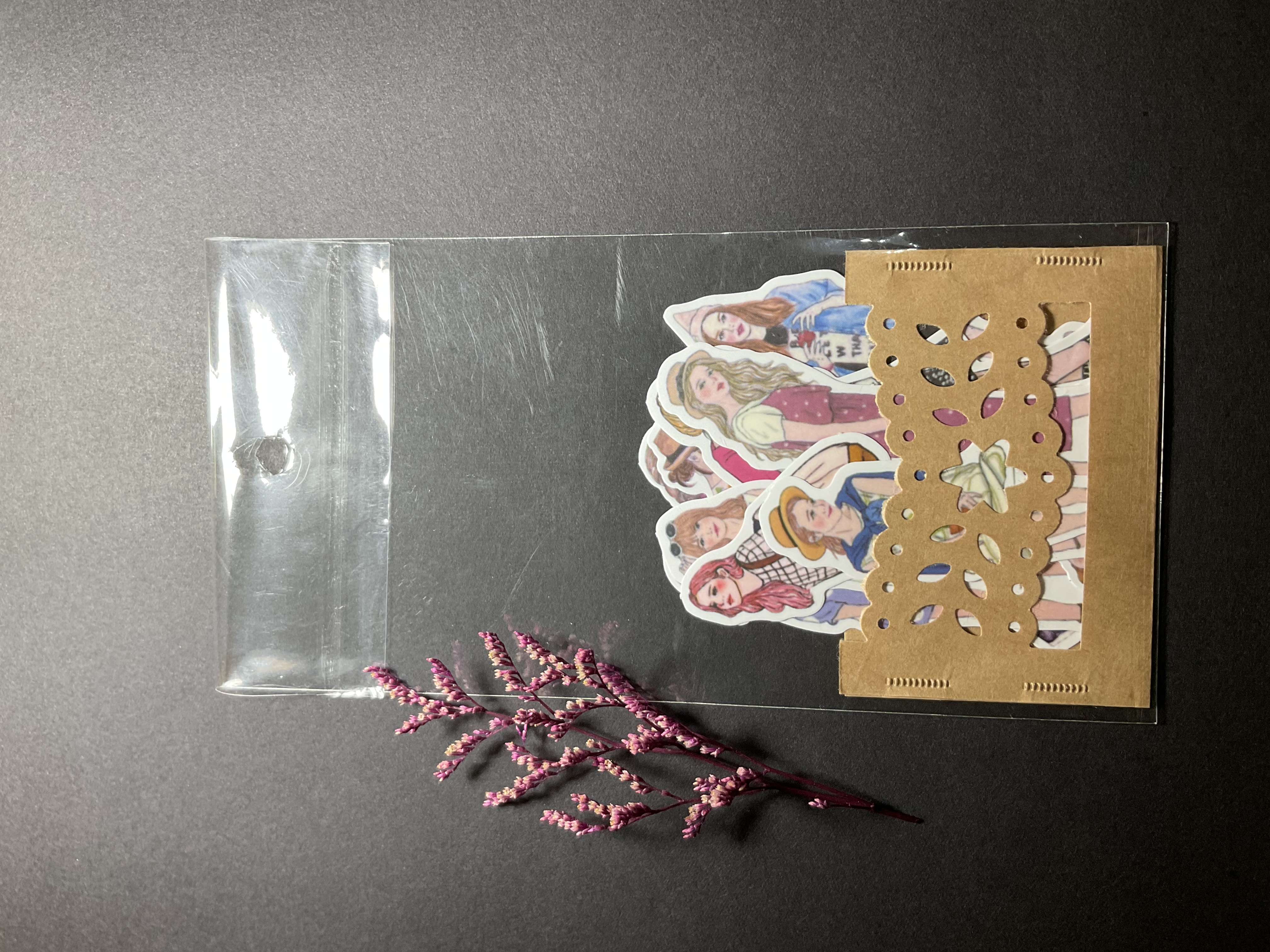 Sticker 10 hình cô gái (mẫu ngẫu nhiên)