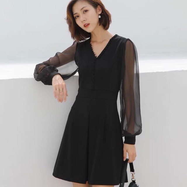 Đầm đen tay voan phối ren cổ