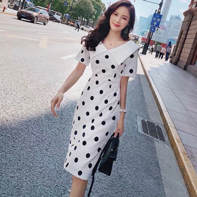 Đầm bi đen cổ trắng