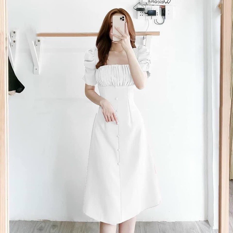 Đầm trắng xếp li ngực nút bọc