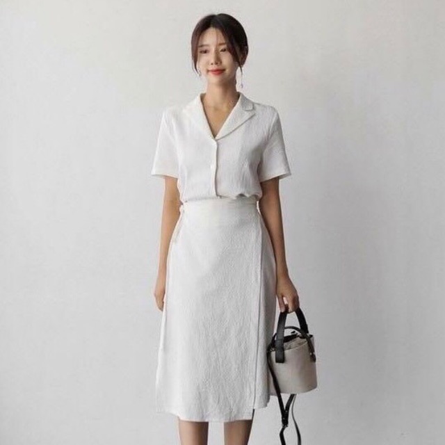 Đầm trắng cổ vest đắp tà