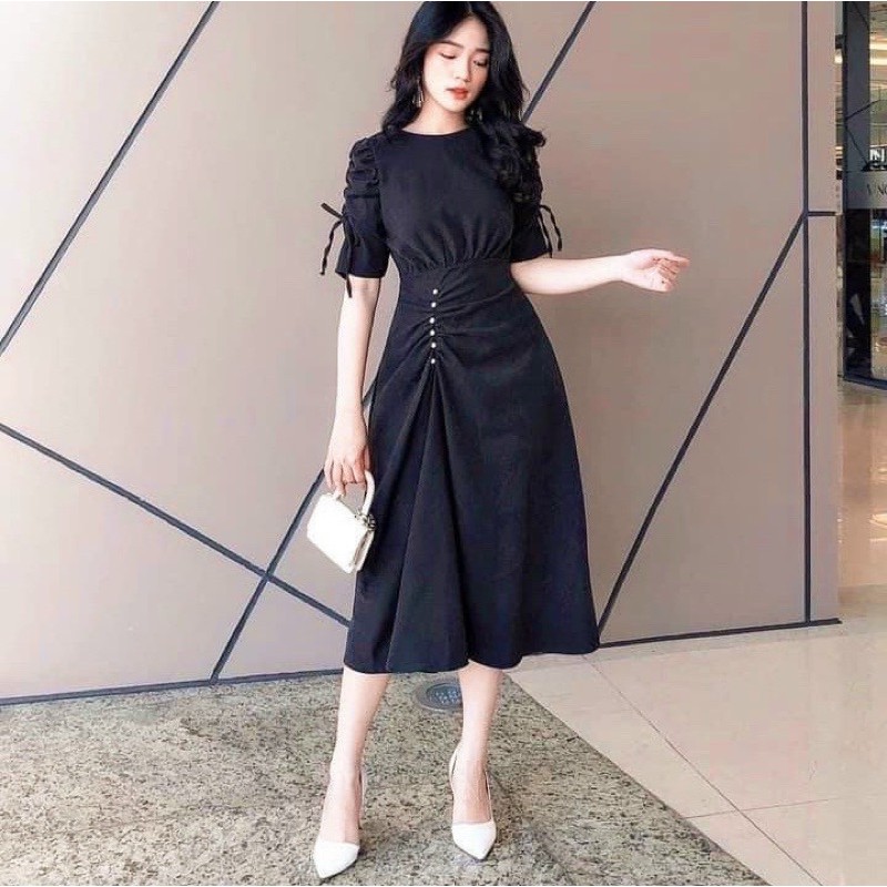 Đầm đen tay rút nút trắng