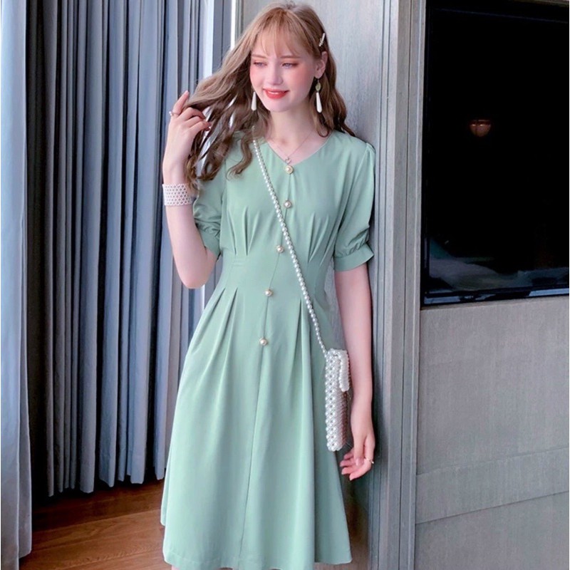 Đầm đỏ nút ngọc