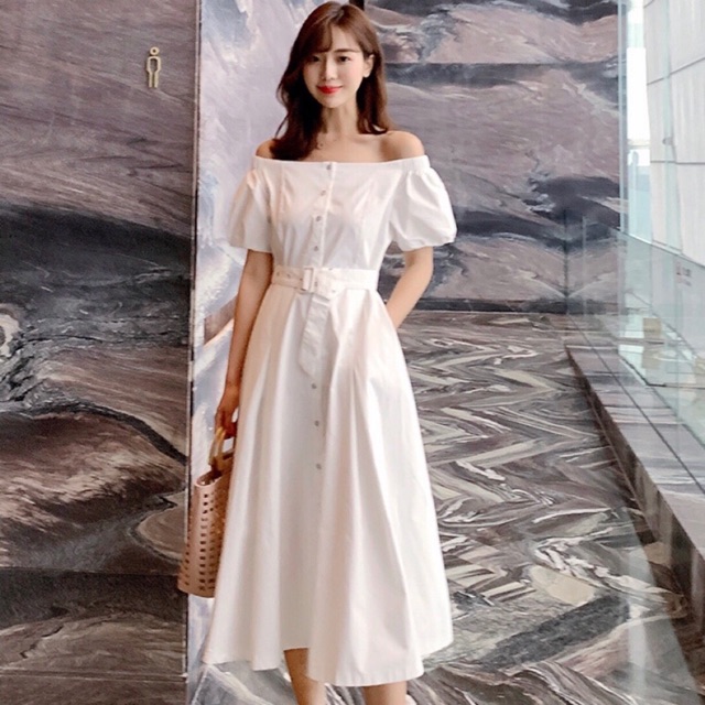 Đầm trắng trễ vai kèm belt