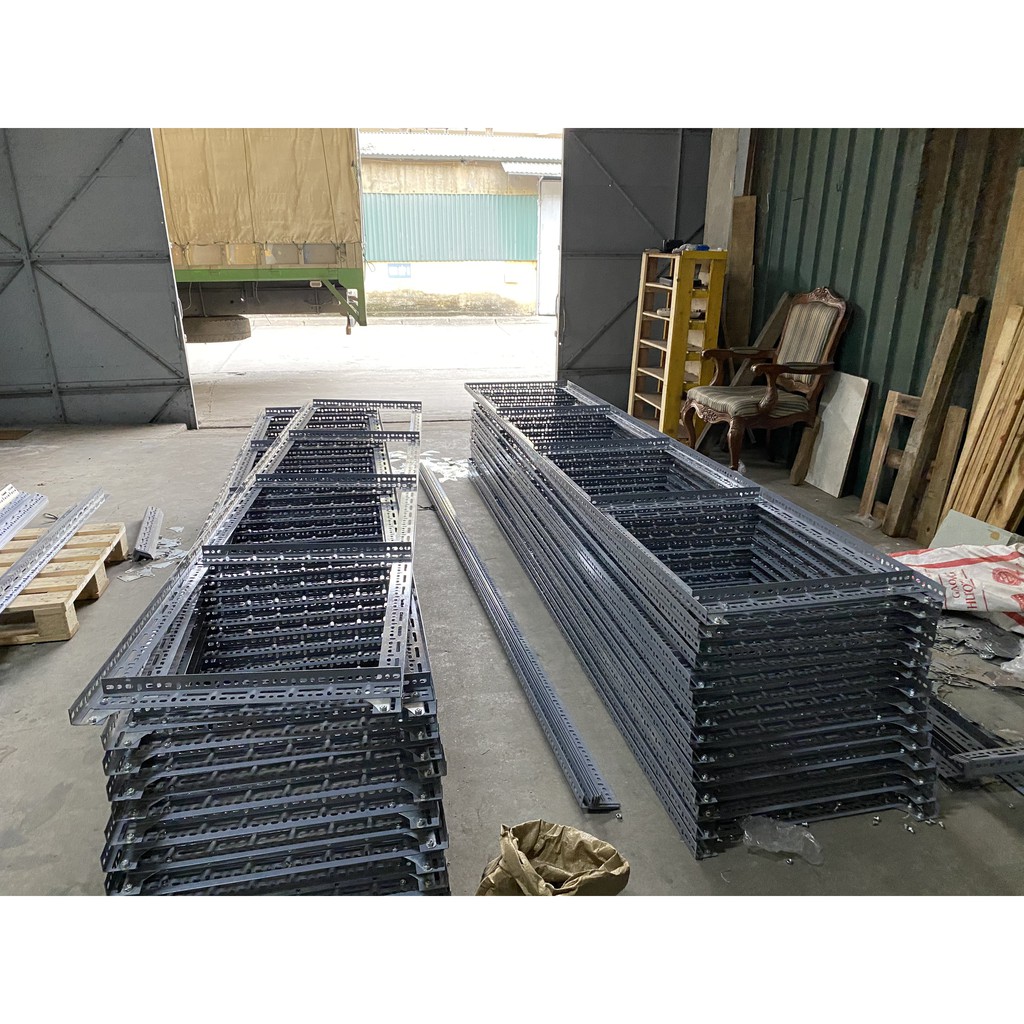 Thanh sắt V Lỗ 3x3cm dày 2 ly - dài 80cm