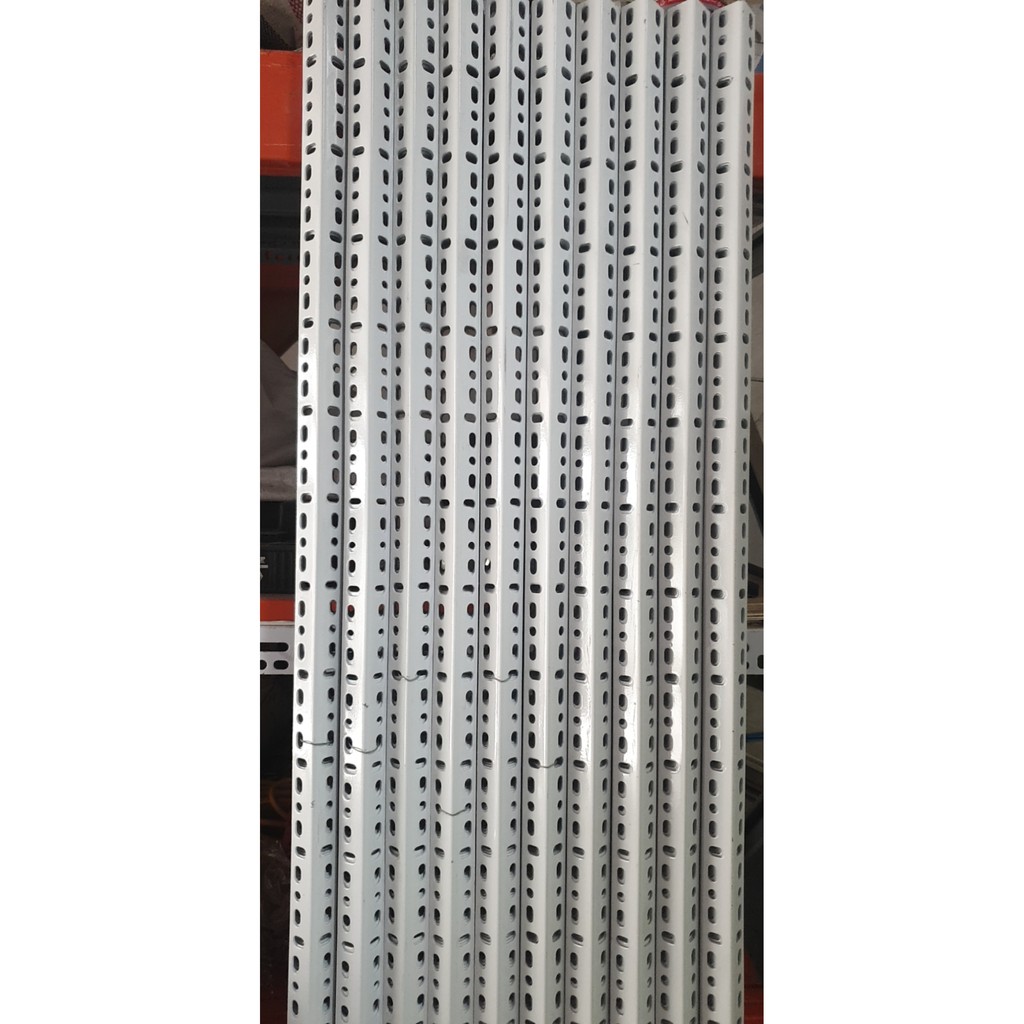 Thanh sắt V Lỗ 3x3cm dày 2 ly - dài 150cm