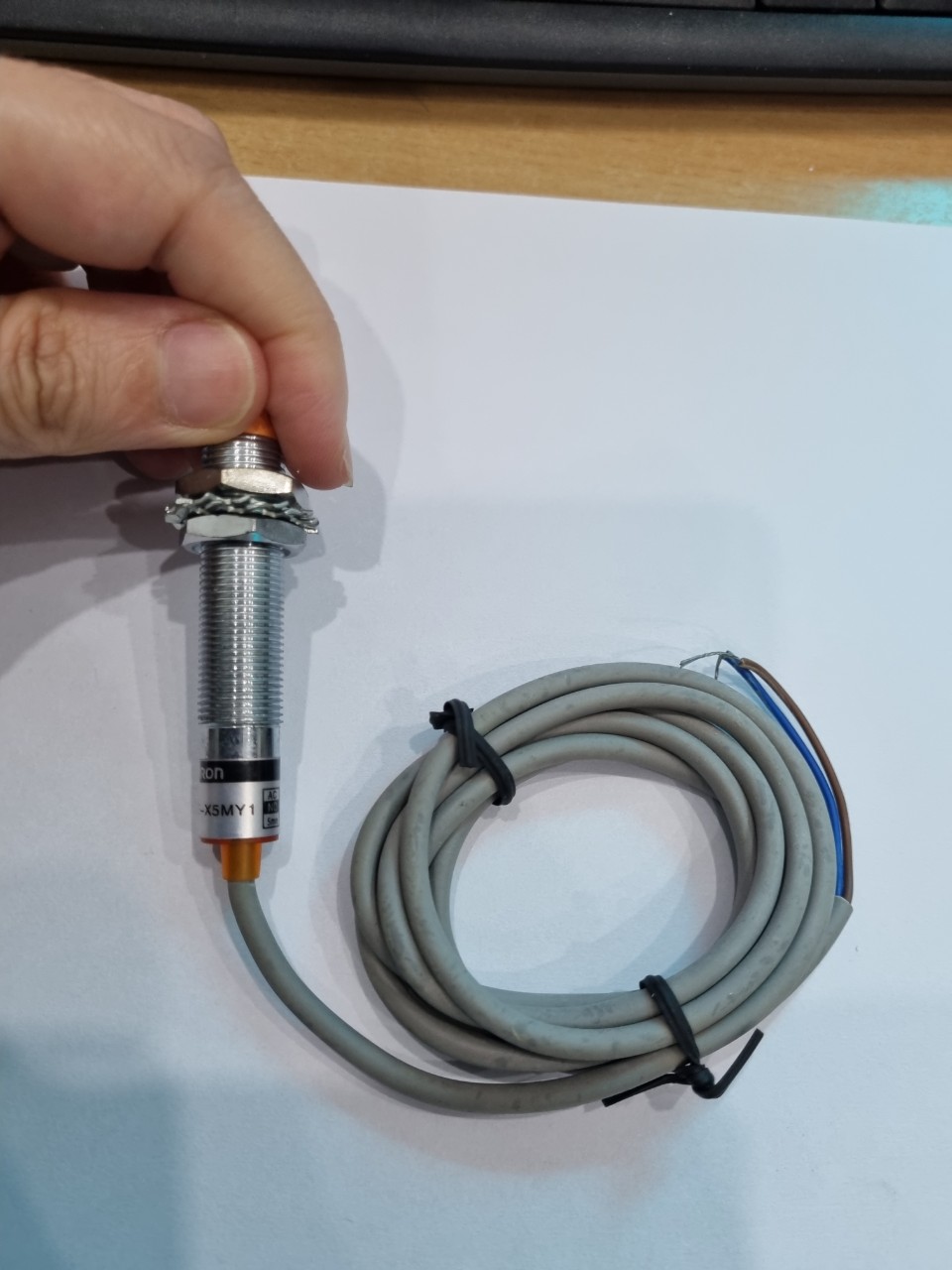 Cảm biến tiêm cận phi 12 Omron E2E- X5MY1 NO 90-250VAC