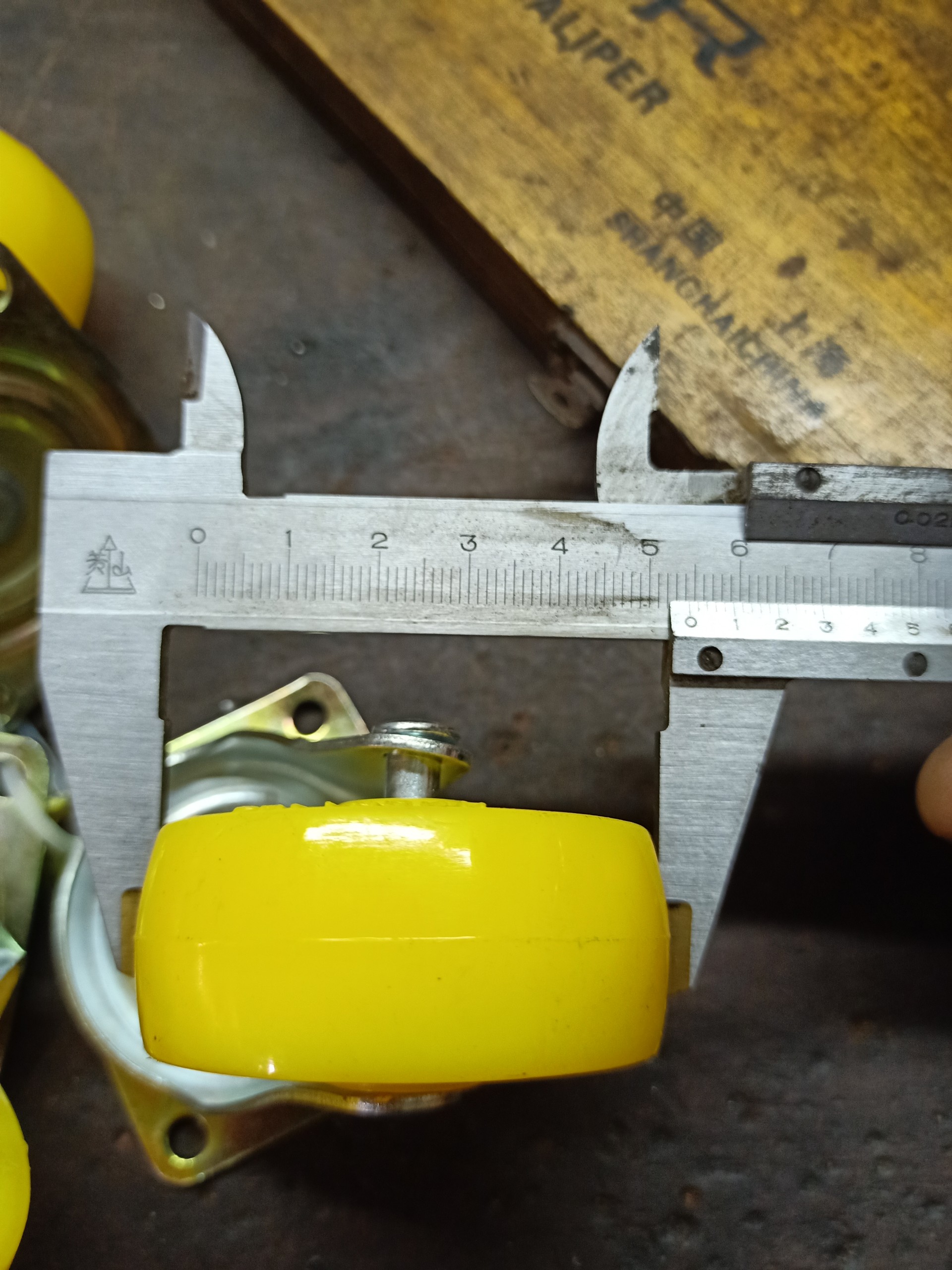 Bộ 4 bánh xe nhựa vàng nghệ không khóa 4f, 5f, 6f