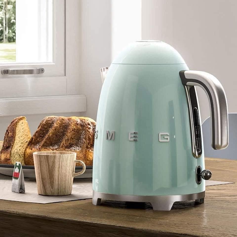 Ấm Siêu Tốc Smeg KLF03, Ấm Đun Nước Không Chỉnh Nhiệt, Bình Đun Nước Siêu Tốc, Smeg Electric Kettle, Công Suất 2400W, Dung tích 1.7L, Chất Liệu Thép Không Gỉ Bền Đẹp, Phong Cách Cổ Điển, Nhập Đức, Bảo Hành 12 Tháng