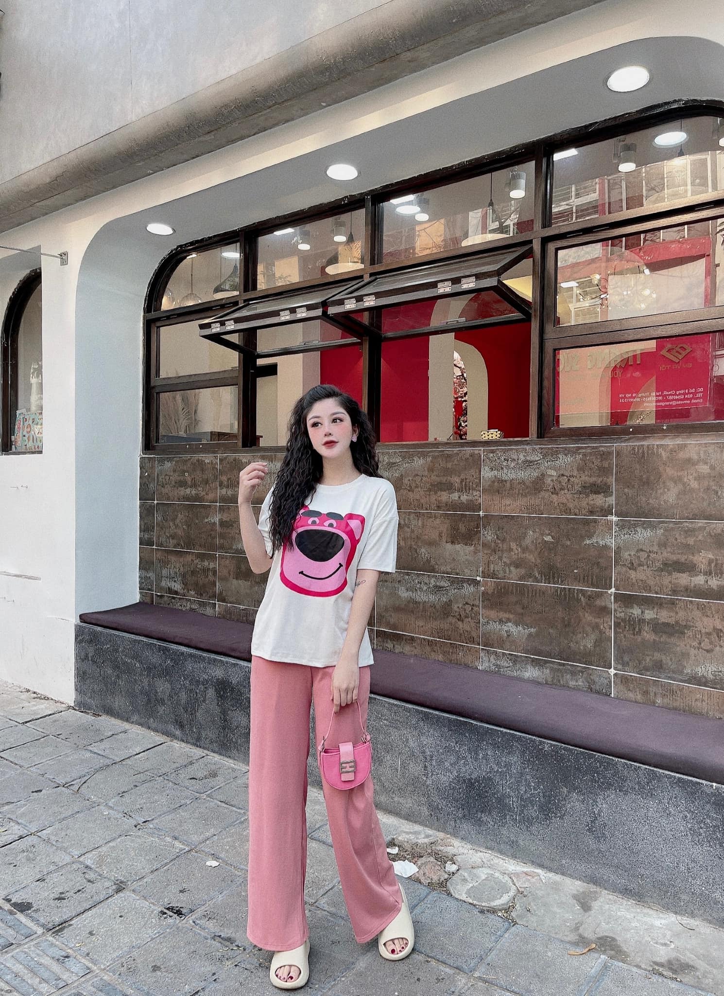 Bộ quần áo hình miệng