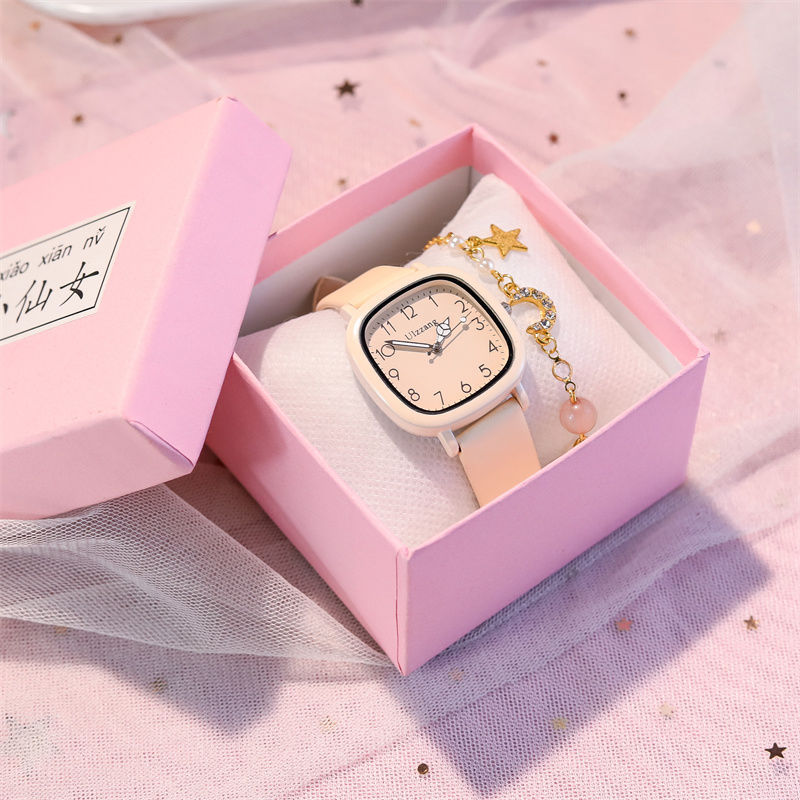 %E3%80%90Unique%20features%E3%80%91Women's%20Fashion%E7%9F%B3%E8%8B%B1%E8%A1%A8%20-%20%E4%B8%93%E4%B8%BA%E5%88%9D%E4%B8%AD%E3%80%81%E9%AB%98%E4%B8%AD%E5%8F%8A%E5%B0%8F%E5%AD%A6%E7%94%9F%E8%AE%BE%E8%AE%A1%E7%9A%84%E8%80%83%E8%AF%95%E4%B8%93%E7%94%A8%E8%A1%A8%E3%80%82%E9%87%87%E7%94%A8%E9%9D%92%E6%98%A5ins%E9%A3%8E%E5%B0%8F%E8%A1%A8%E7%9B%98%EF%BC%8C%E5%91%88%E7%8E%B0%E6%96%B9%E5%BD%A2%E8%AE%BE%E8%AE%A1%EF%BC%8C%E9%80%82%E5%90%88%E5%B9%B4%E8%BD%BB%E5%A5%B3%E5%AD%A9%E4%BD%A9%E6%88%B4%E3%80%82%E6%97%B6%E5%B0%9A%E7%8E%AB%E7%91%B0%E9%87%91%E6%88%96%E9%93%B6%E7%81%B0%E8%89%B2%E8%B0%83%EF%BC%8C%E5%B1%95%E7%8E%B0%E7%8E%B0%E4%BB%A3%E6%84%9F%E3%80%82%20-%20Image%202