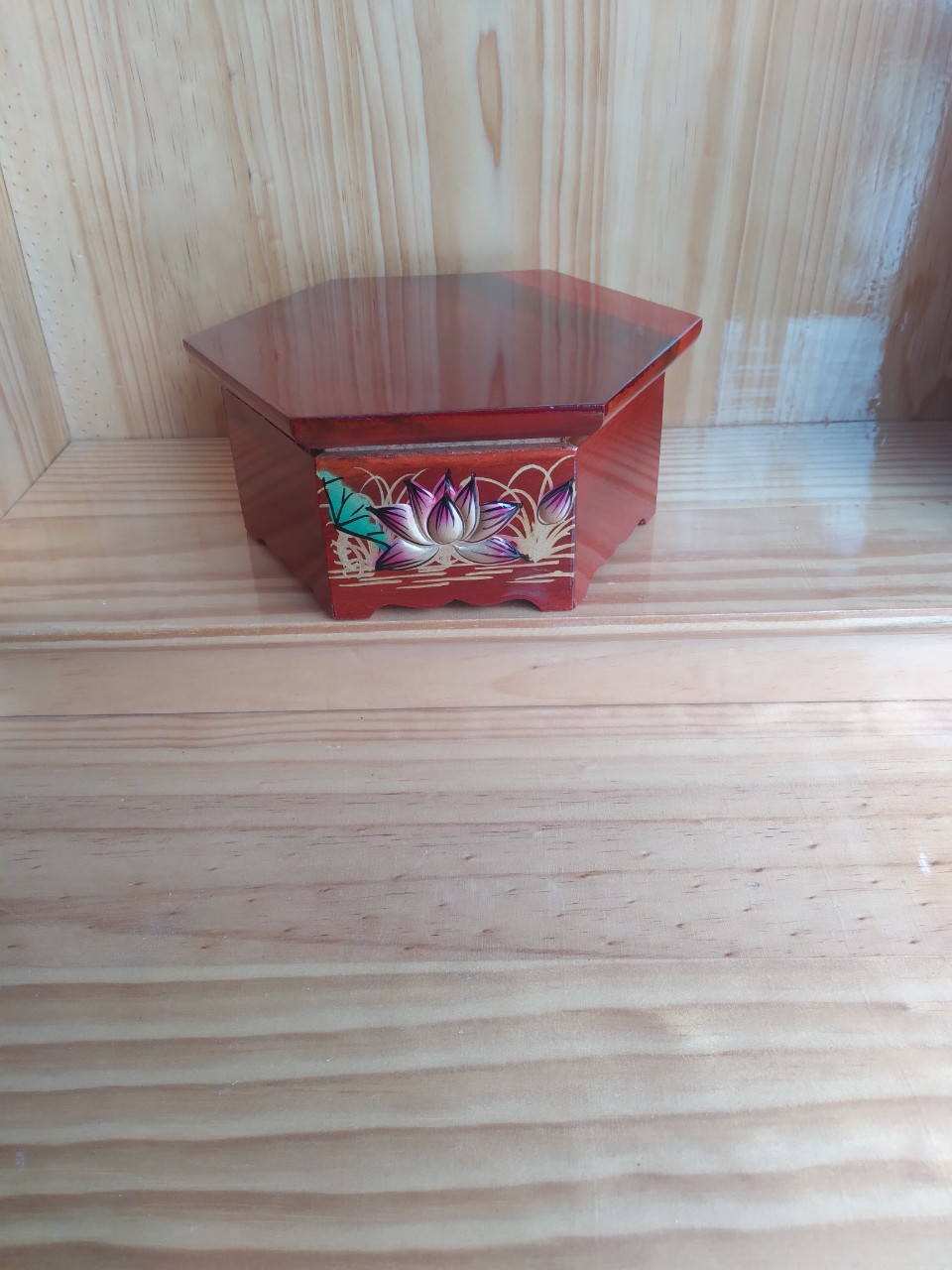 ĐÔN GỔ LỤC GIÁC SEN NỔI