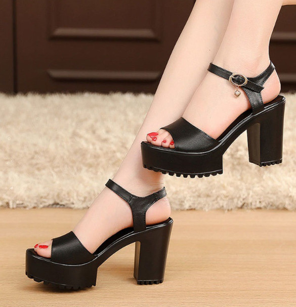 Giày cao gót đế thô răng cưa