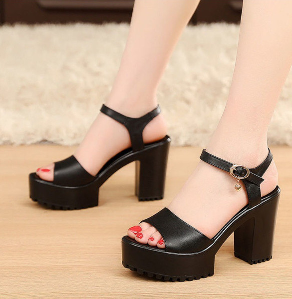 Giày cao gót đế thô răng cưa