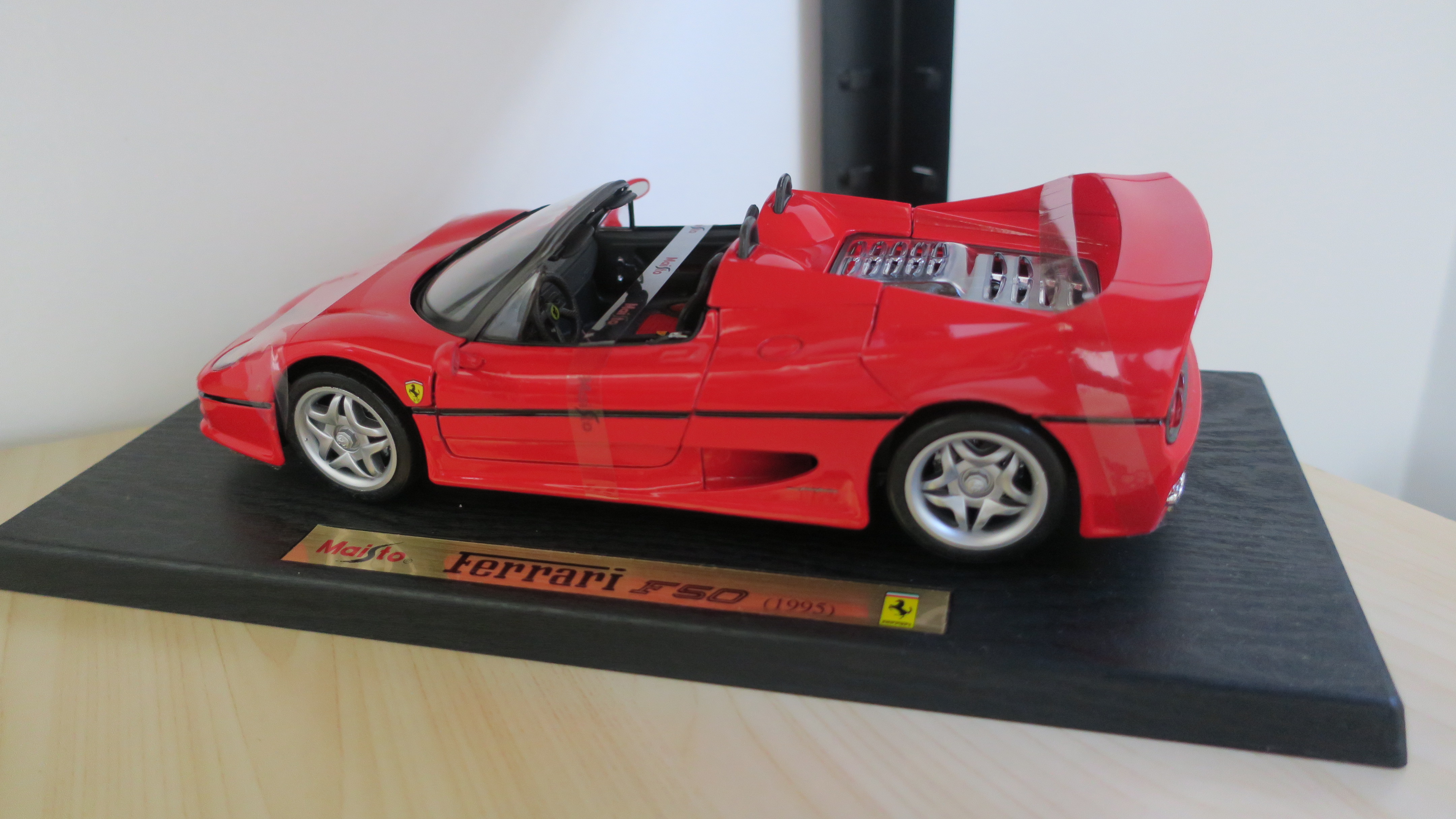 Maisto Ferrari F50 1995 MAISTO 31823 Scale 1/18 FERRARI F50 1995 RED