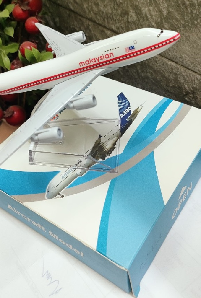 Máy bay mô hình tĩnh B747 Malaysian 16cm