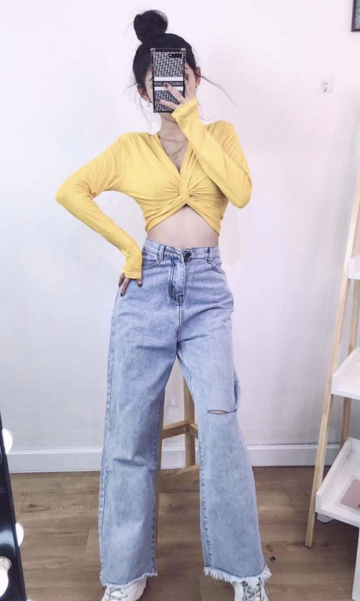 Áo thun tay dài croptop xoắn eo