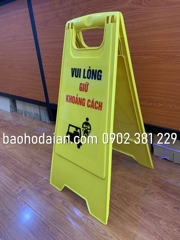 Biển cảnh báo chữ A vui lòng giữ khoảng cách