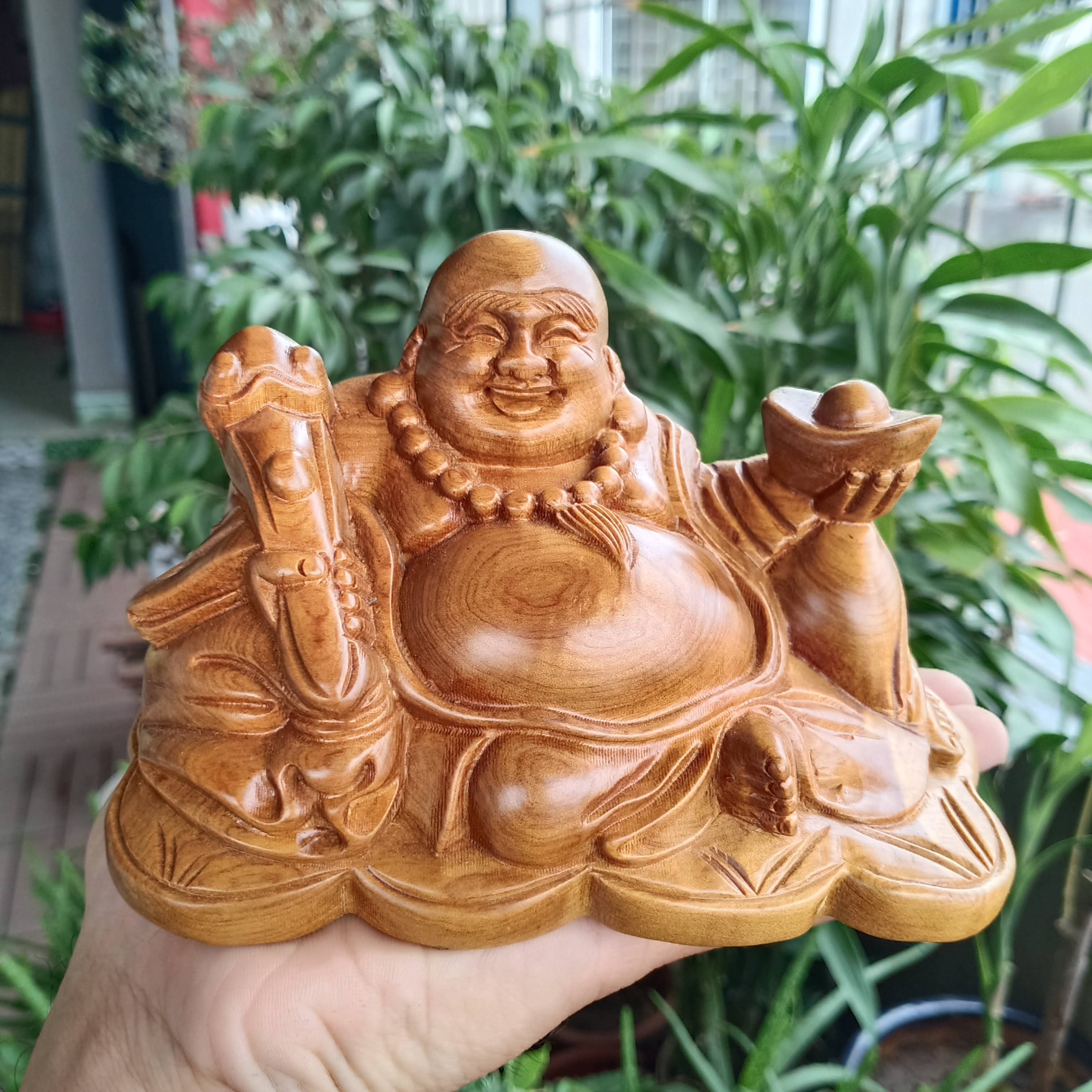 Tượng phật di lặc để bàn gỗ bách xanh