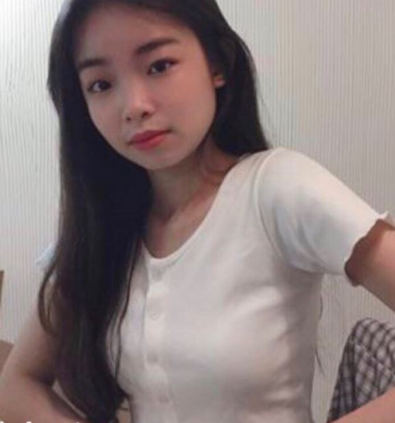 Áo croptop trắng cúc dọc