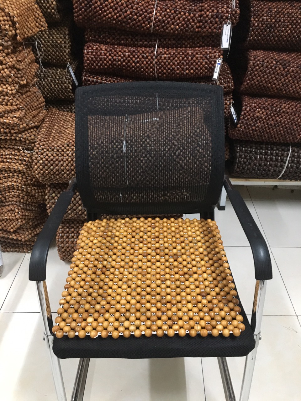 Lót ghế văn phòng hạt gỗ pơ mu cao cấp