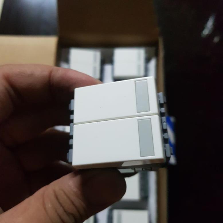 Công tắc đôi Panasonic WEC5542-7 loại nhỏ – Dòng Refina