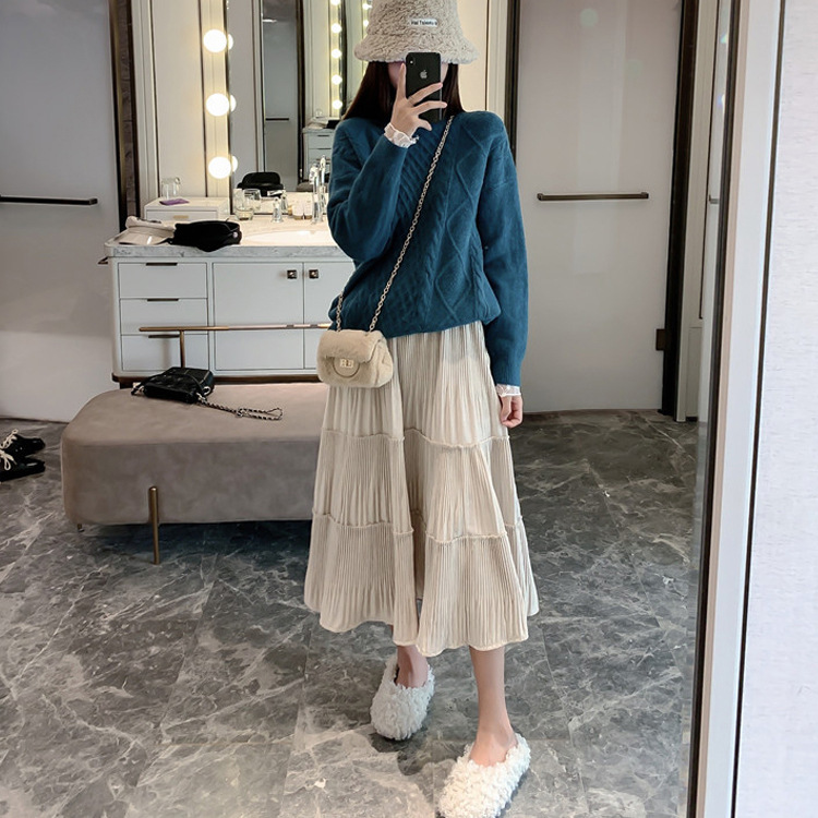 JOYNCLEON The new pregnant woman skirt is versatile, with a cake skirt and an A-line skirt that looks slimmer. It is a solid color mid length skirt.