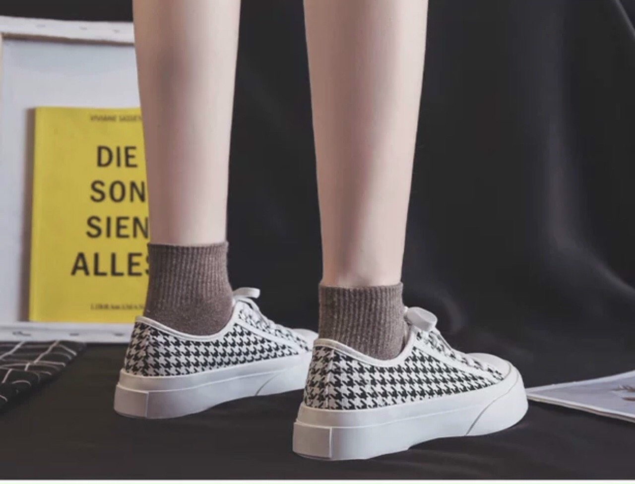 giày nữ vanvas sneaker thiết kế châm bi dáng basic đế cao su