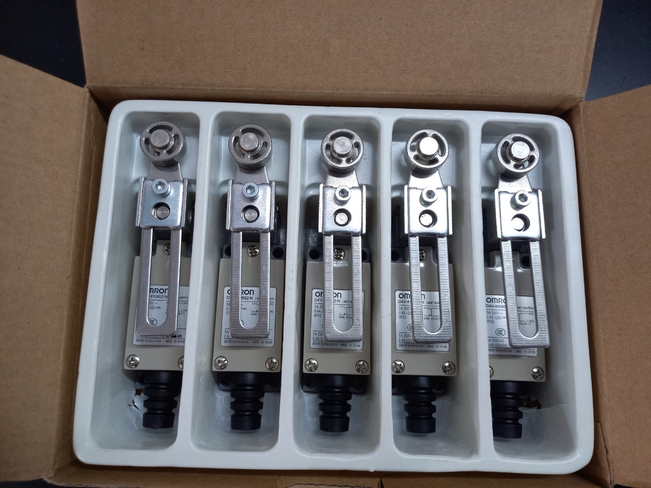 Công tắc hành trình D4V-8108SZ-N