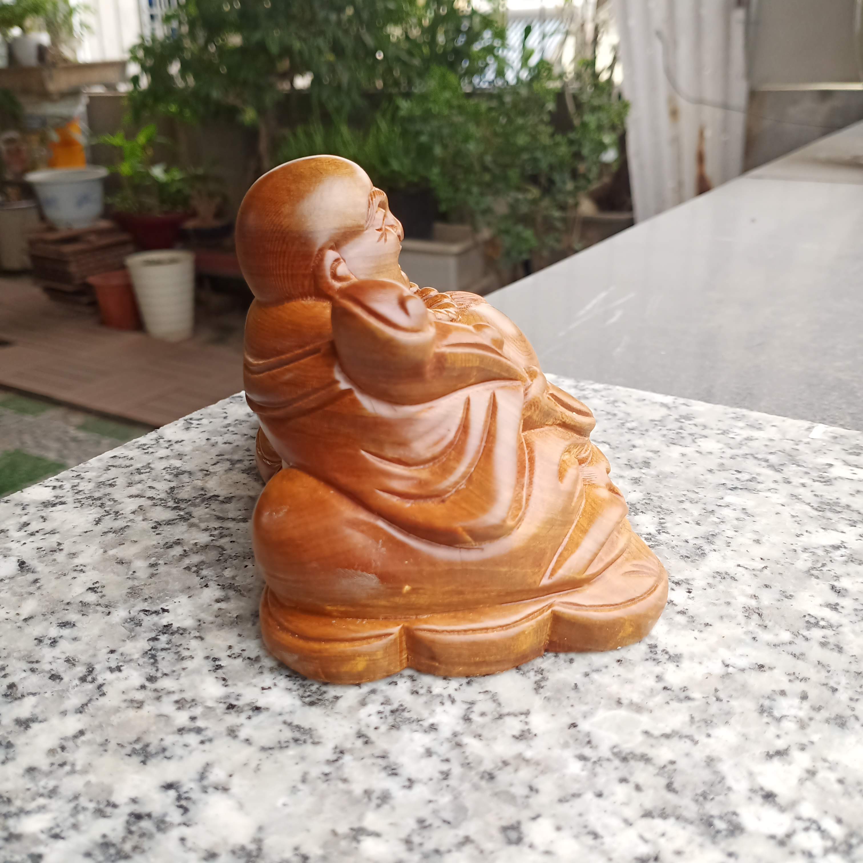 Tượng phật di lặc để bàn gỗ bách xanh