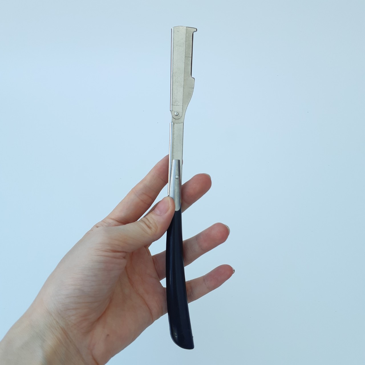 1 Cây Dao Cạo Tóc(Gồm 2 Màu: Trắng Và Đen) Có Thể Gập Lại Được