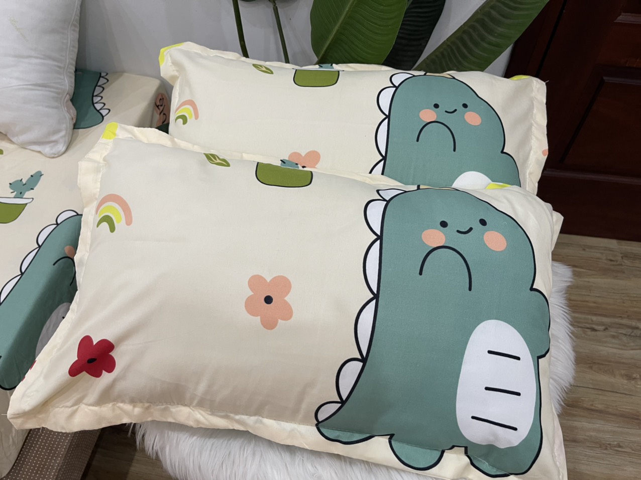 Set ga gối mẫu khủng long nền trắng gồm: 1 ga + 2 vỏ gối nằm + 1 vỏ gối ôm họa tiết vui nhộn, chất cotton poly không nhăn, không phai màu, có đủ các kích thước.