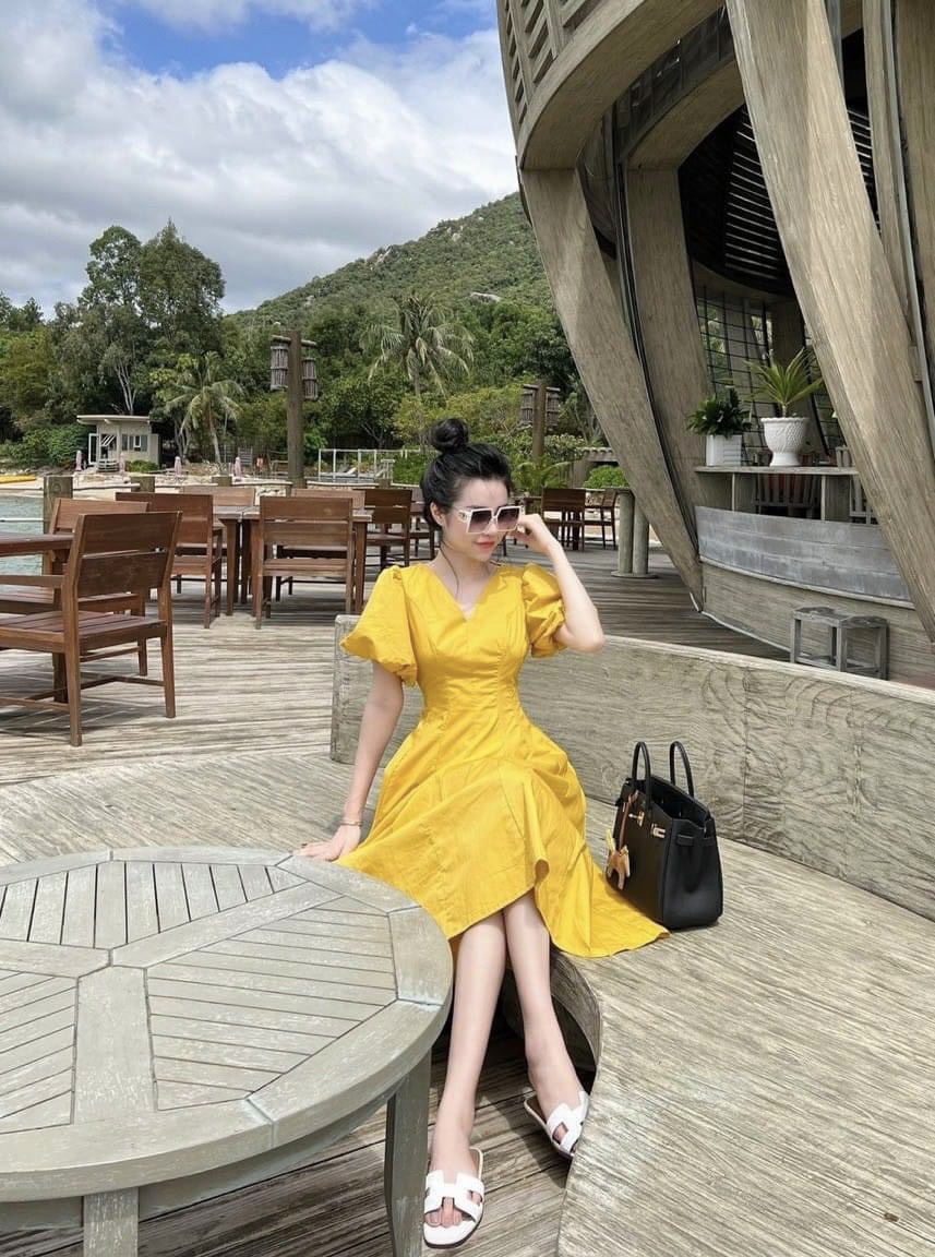 Đầm vàng xòe cổ V tay ngắn bồng LS_DN559