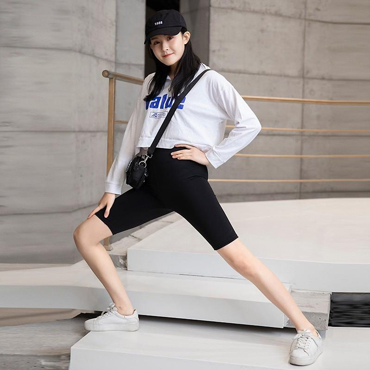 Quần đùi legging nữ dáng ngắn màu đen
